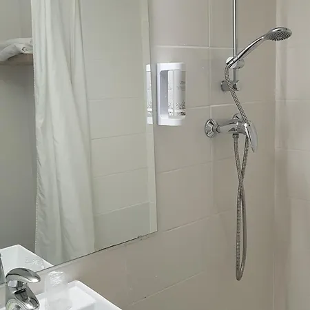Hotel Brit Clermont-lʼHérault